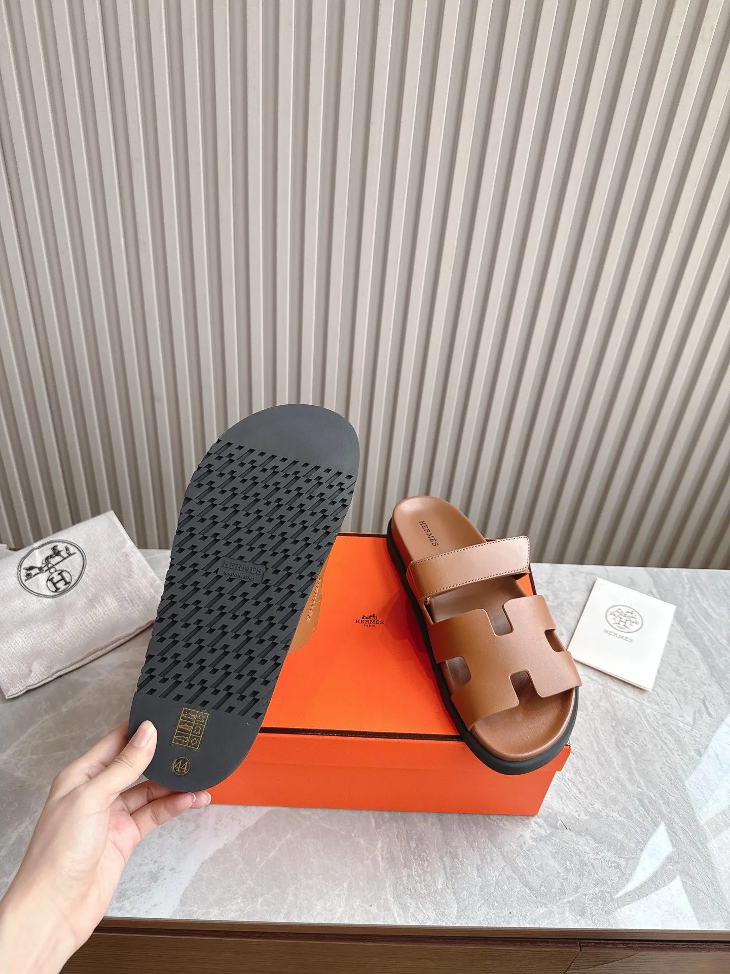 p480🐮🐮Couple model (top version) H family 2024 spring and summer new style HERMES Hermes' recently popular couple model pig nose angle sandals and slippers, paired with various colorful socks, popular. Upper: imported original deerskin (the genuine leather edging is not ordinary super migration). Lining: imported genuine leather. Outsole: Tpu non-slip and wear-resistant outsole. Size: Female 35-42 (40/42 non-returnable and non-exchangeable) Male size: 39-45 (45 non-refundable and non-exchangeable)